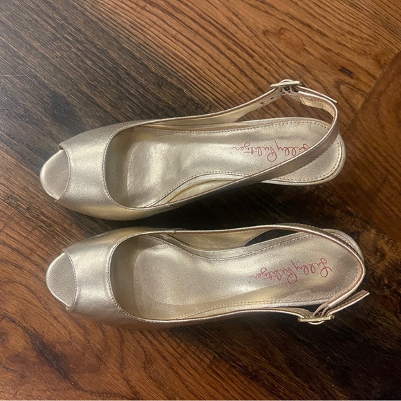 Lilly Pulitzer Gold Wedge Sandals - Picture 5 of 7